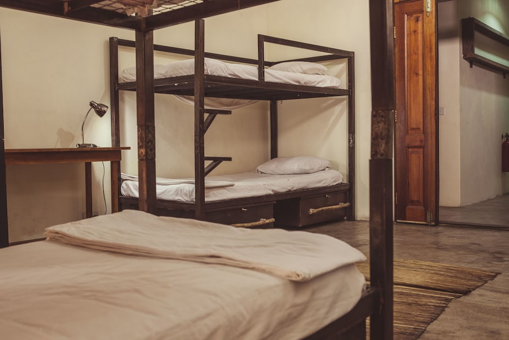 MIXED DORM, 8 BEDS