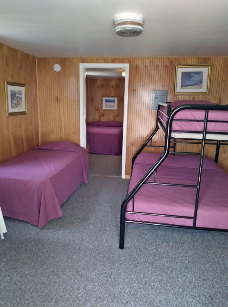 Boardwalk Sand & Surf Inn Oceanfront 17/55