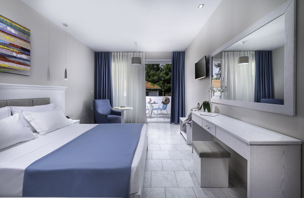 Porfi Beach Hotel 12/36