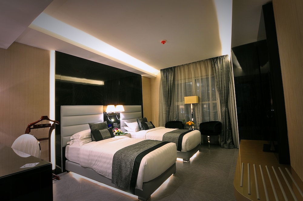 STANDARD, SINGLE, 2 DOUBLE BEDS