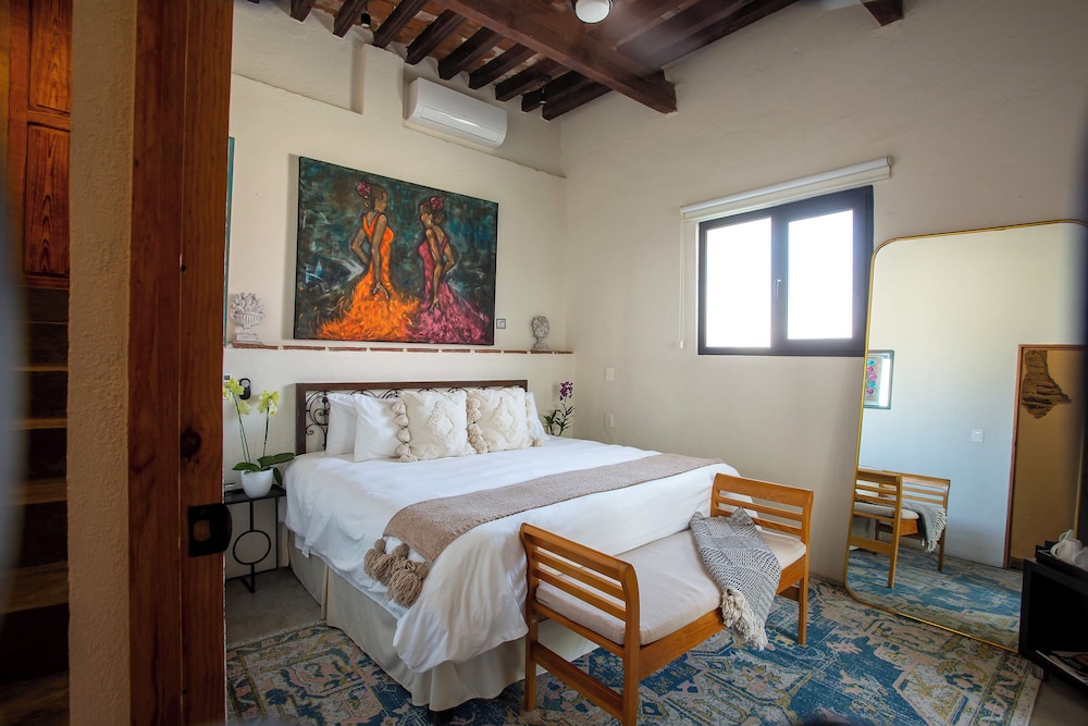 DELUXE, SUITE, KING BED