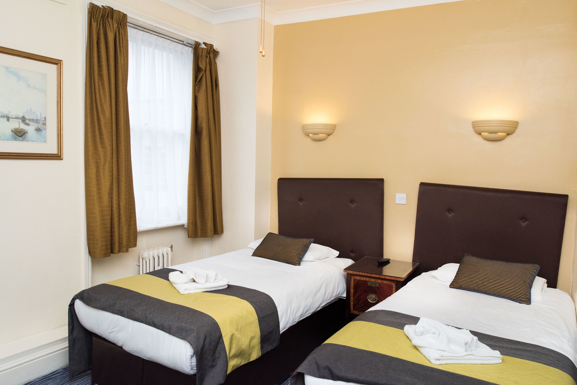 ROOM, TWIN BEDS
