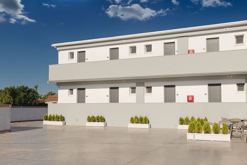 White Canvas Boutique Studios 6/50