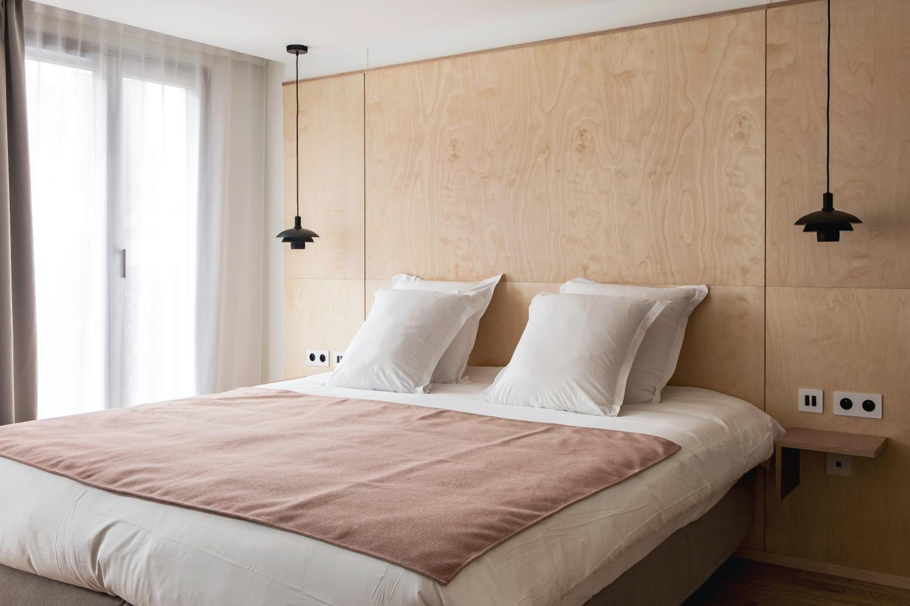 CONNECTING, DOUBLE BED
