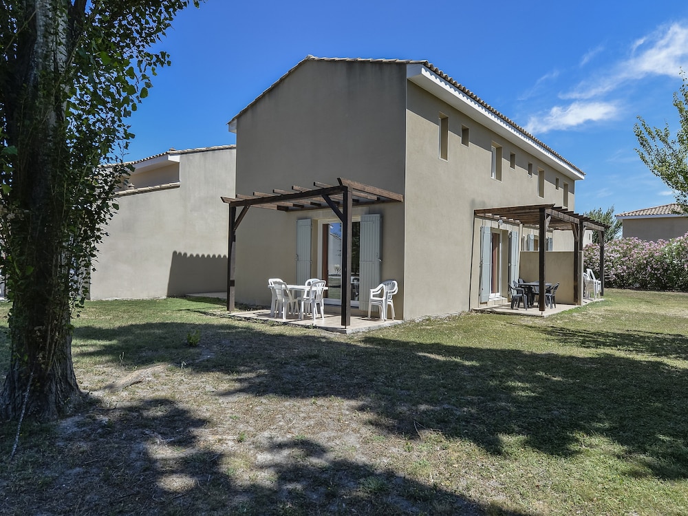 Residence Vacanceole Sun Hols Les Rives du Lac in Saint-Saturnin-les-Avignon