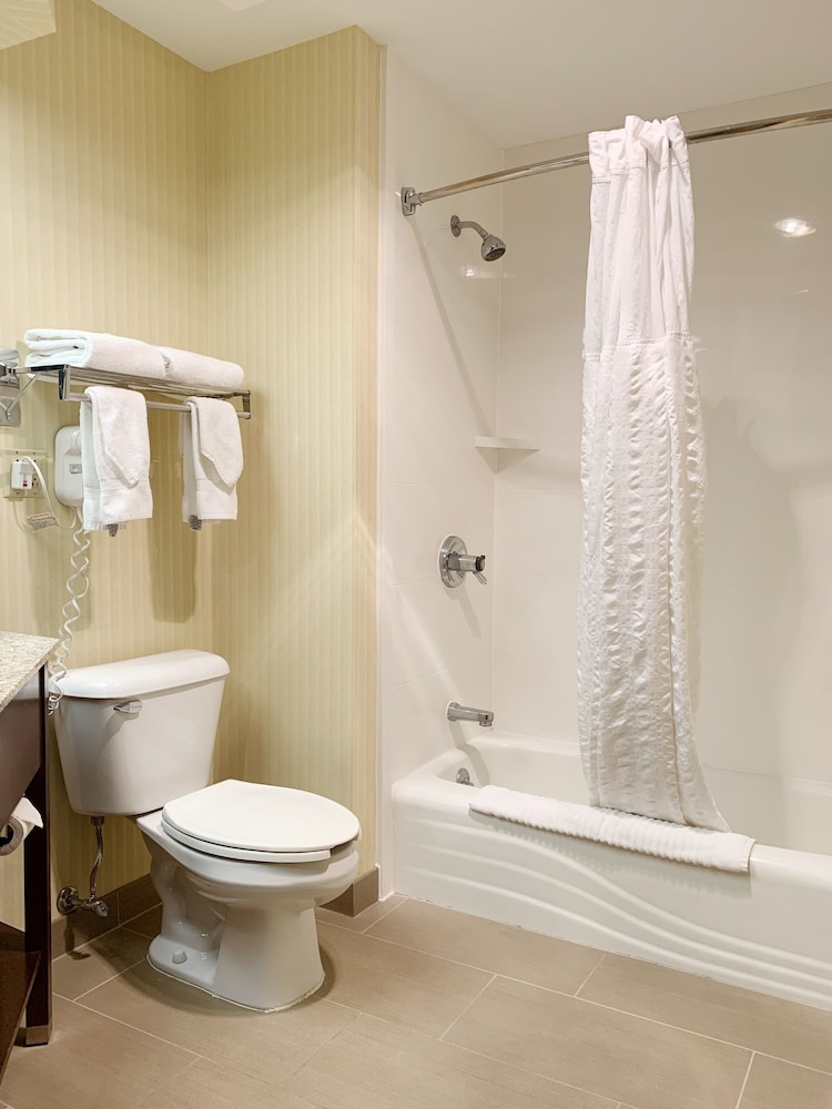 Comfort Inn & Suites Warsaw near US-30 12/44