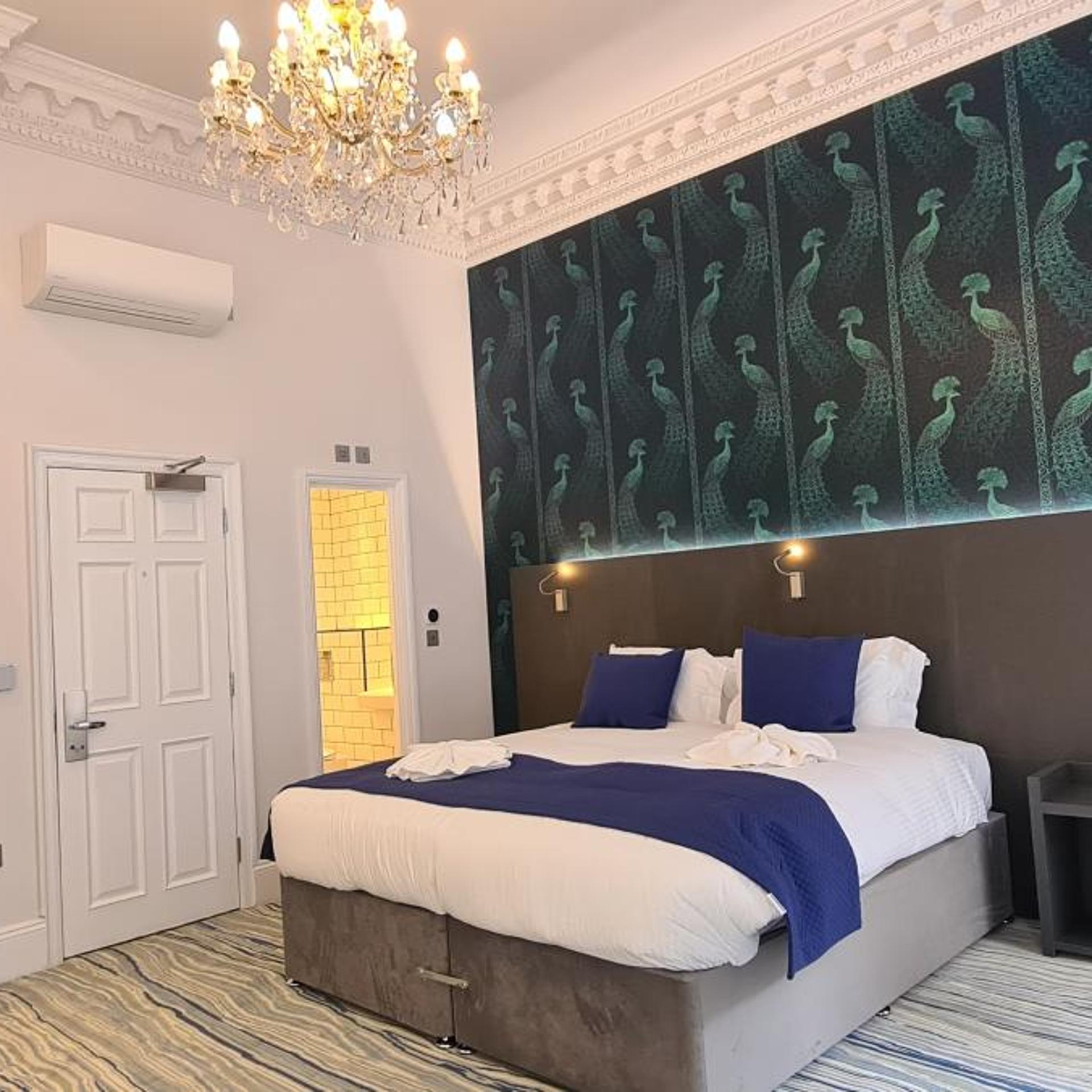 جناح، Commodore Hotel London 5/10