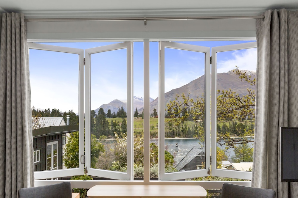 Stay of Queenstown 7/60
