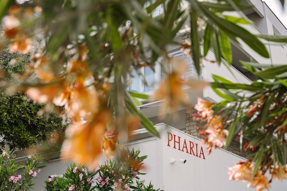 Pharia Aparthotel 59/61