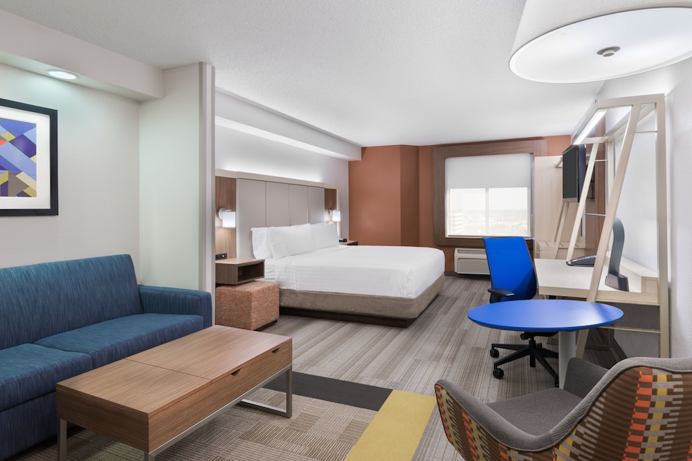 Holiday Inn Express & Suites Nearest Universal Orlando 36/48