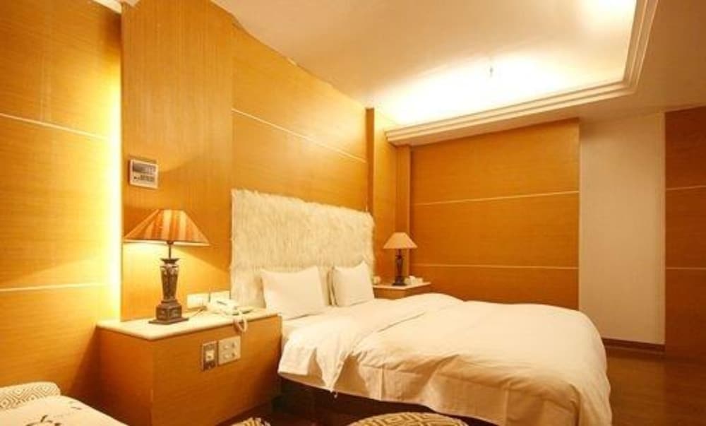 Zaw Jung Business Hotel 23/42
