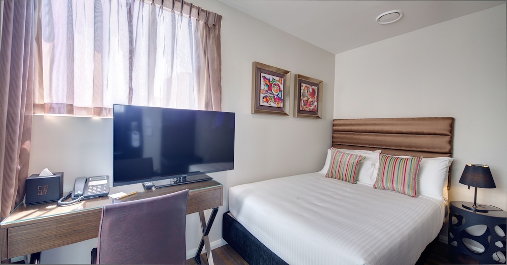 57 HOTEL 25/46