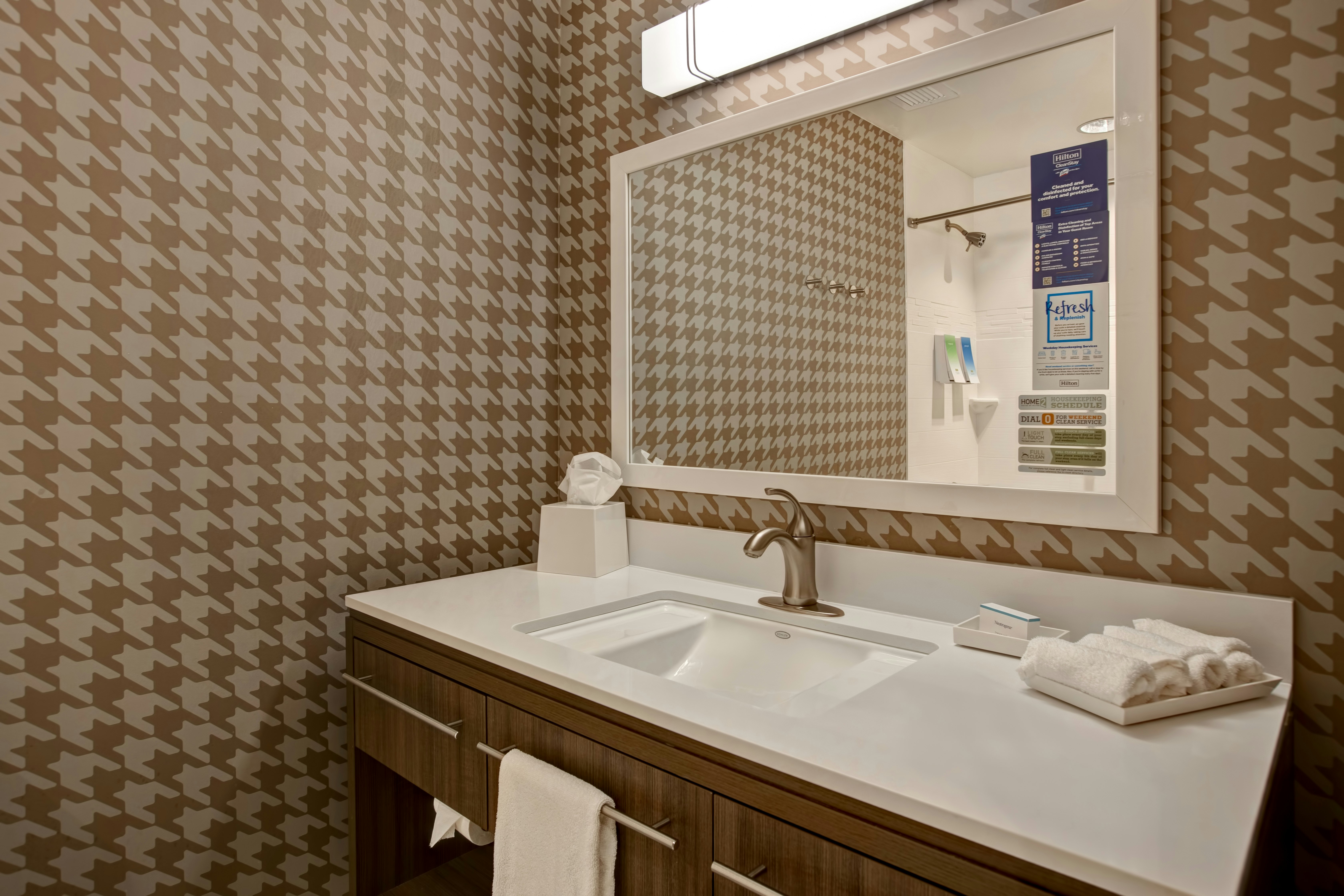 غرفة بسرير كوين بإطلالة على النهر بشرفة، Home2 Suites By Hilton San Antonio Riverwalk Tx 5/9