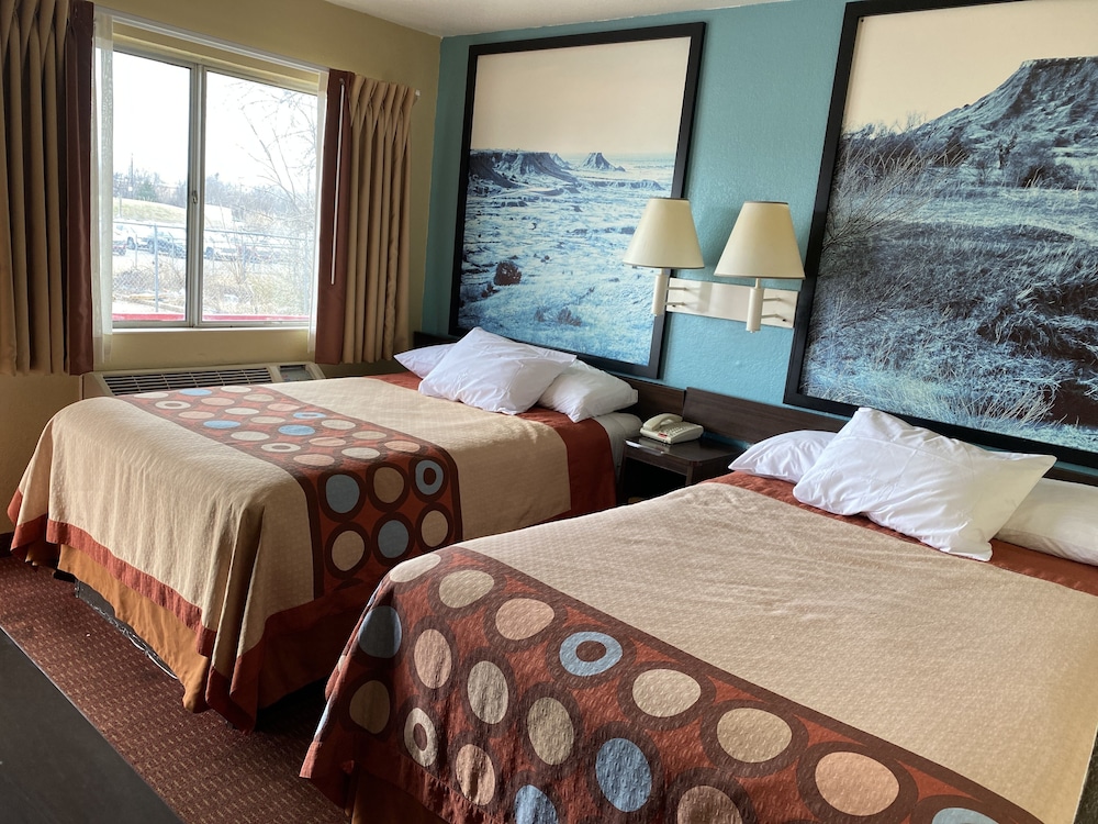 Super 8 by Wyndham Midwest City OK 13/33