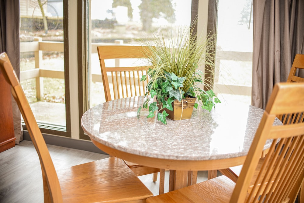 Fairway Inn and Suites Mishicot - Wi 24/50