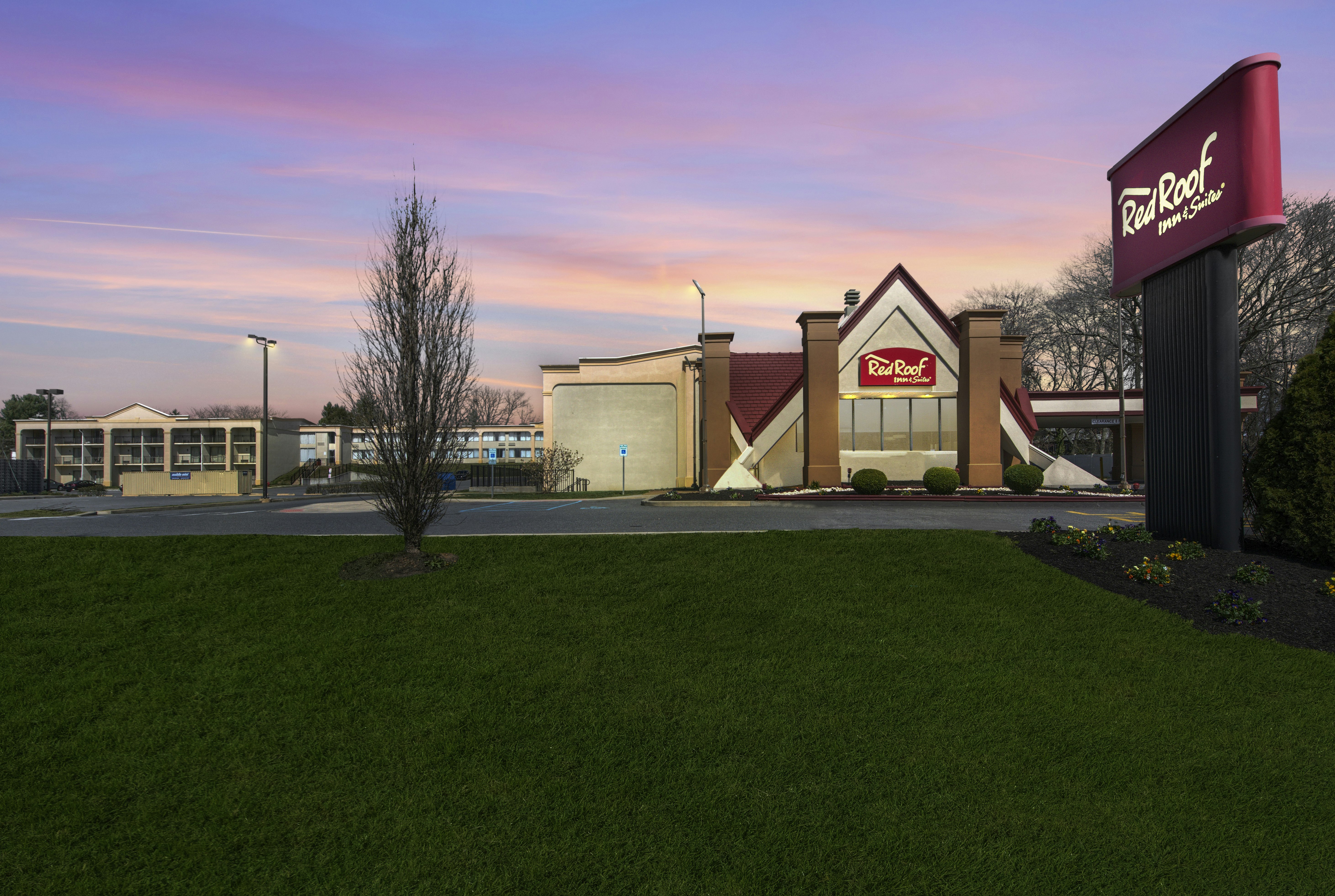 Red Roof Inn Suites Newark University 21/26