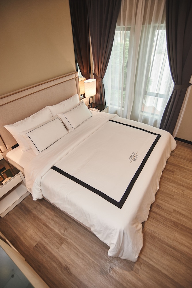 Corsica Hotel 12/35