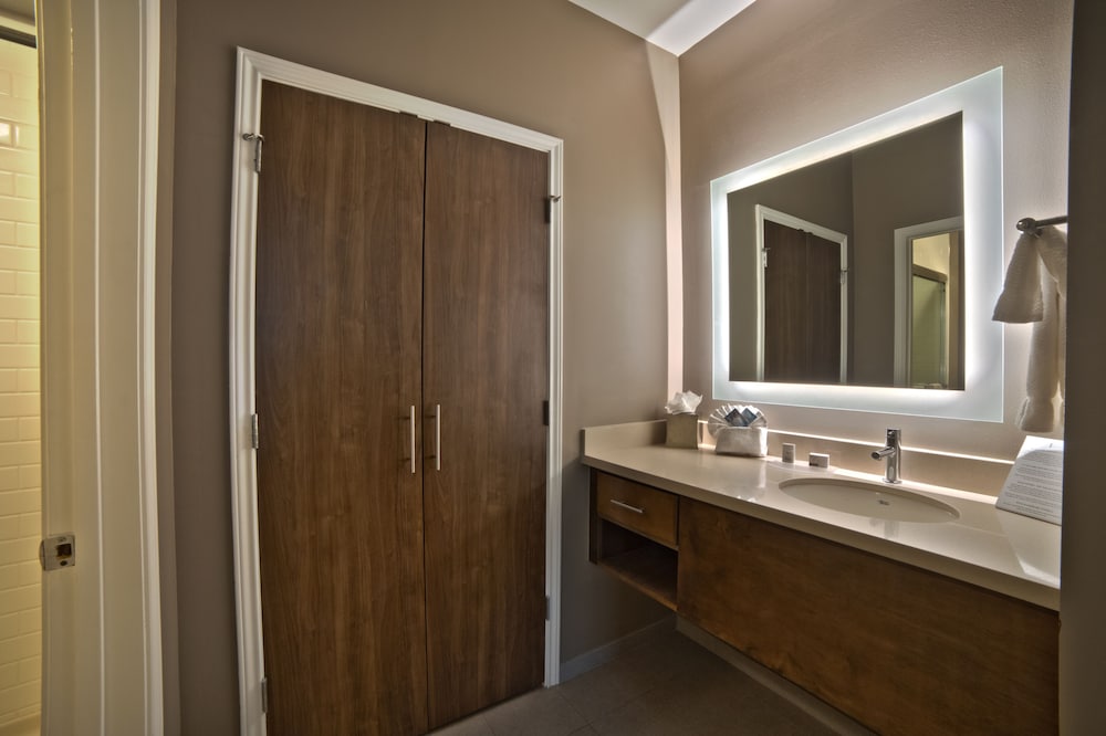 جناح بسرير كينج وسريرين كوين بغرفتي نوم بمطبخ، Staybridge Suites Houston Humble Generation Pk 6/7