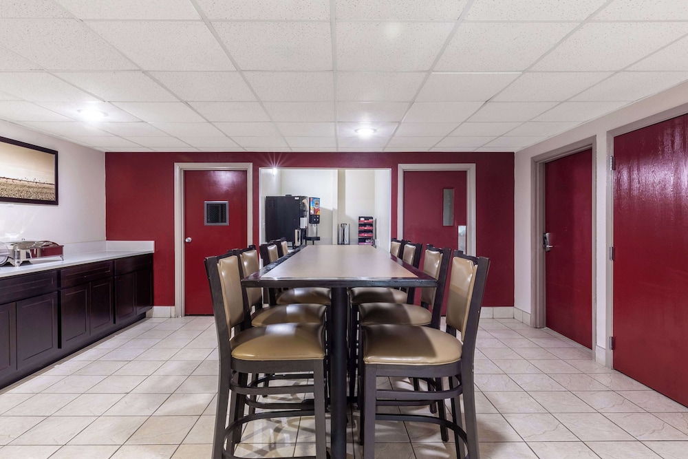 Red Lion Inn & Suites Pontoon Beach 40/55