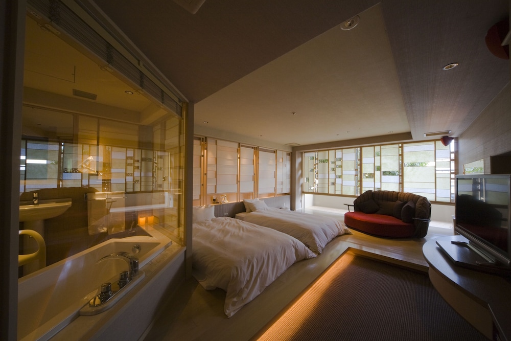 Twin Beds, Outdoor Bath