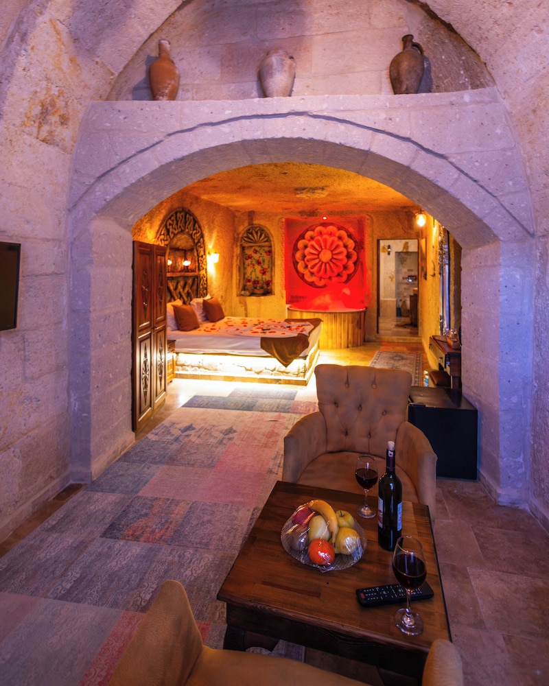 Bayar Cave Suite 11/60