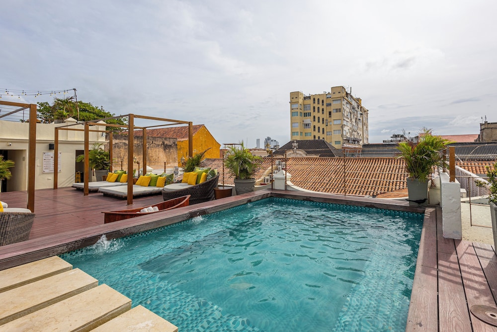 Ananda Hotel Boutique 65/70