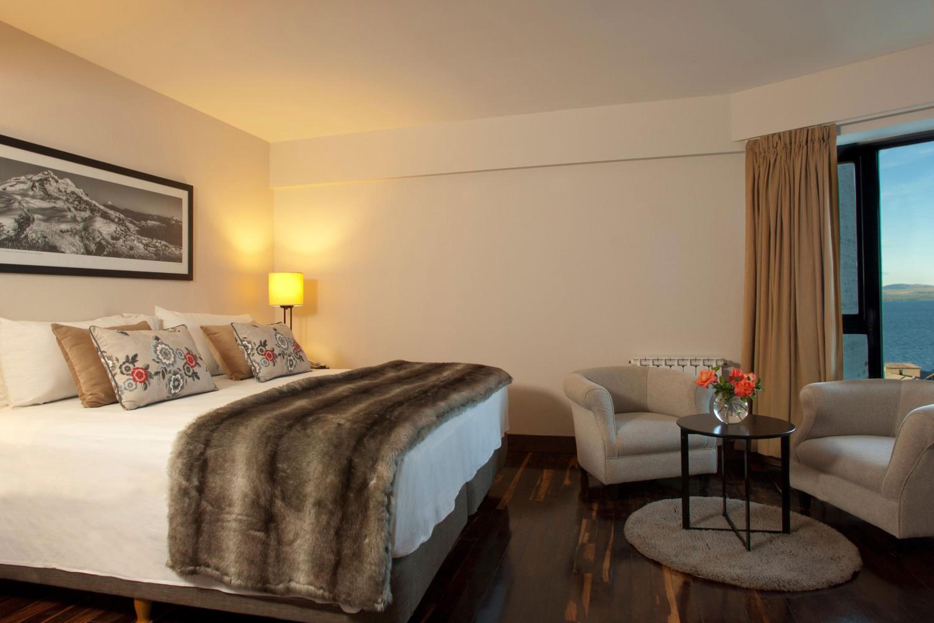 Guest Room, Superior, King Bed, Partial Lake View