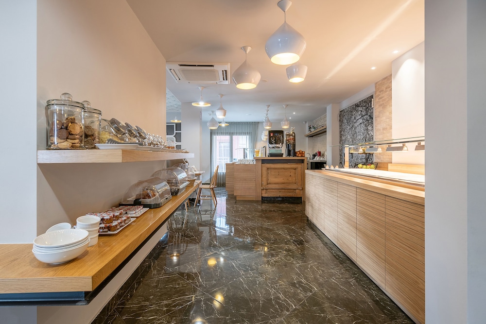 Elia Bettolo Hotel 8/69