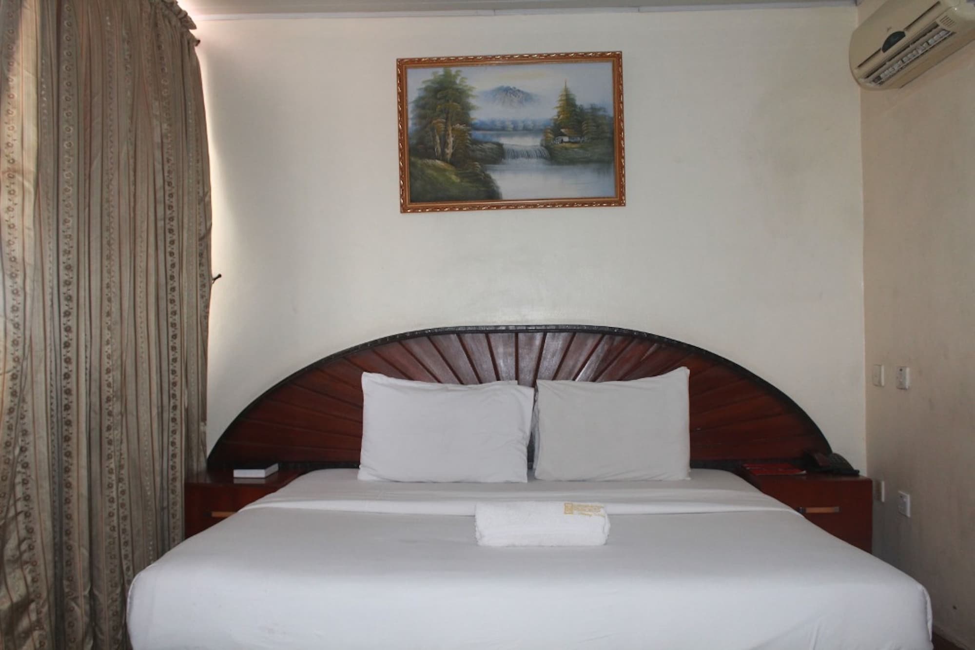 SIGNATURE, QUEEN BED