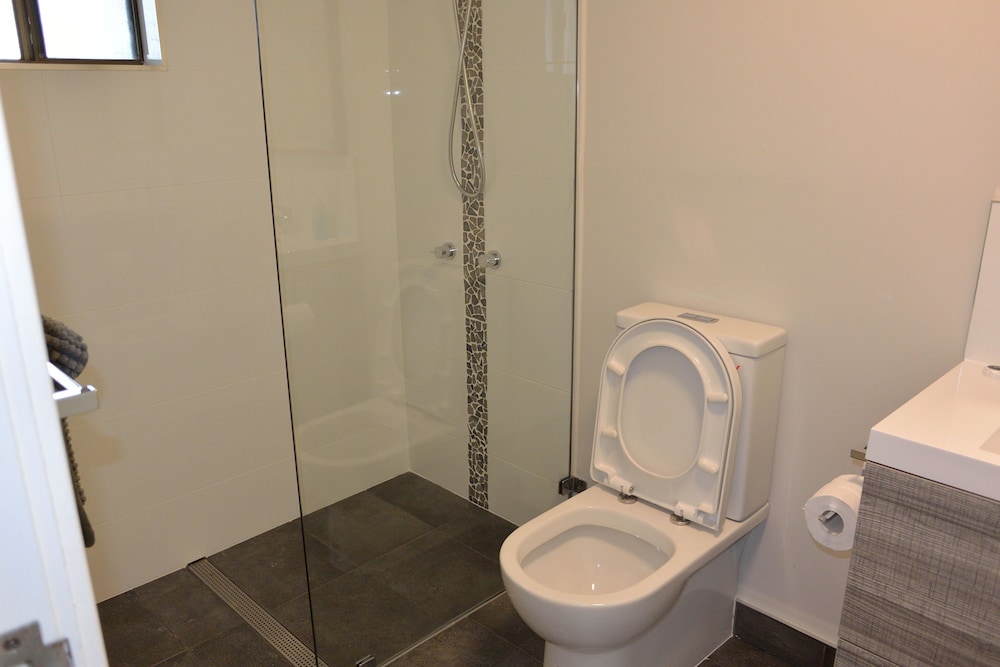 DUNGOWAN HOLIDAY ACCOMODATION 70/75