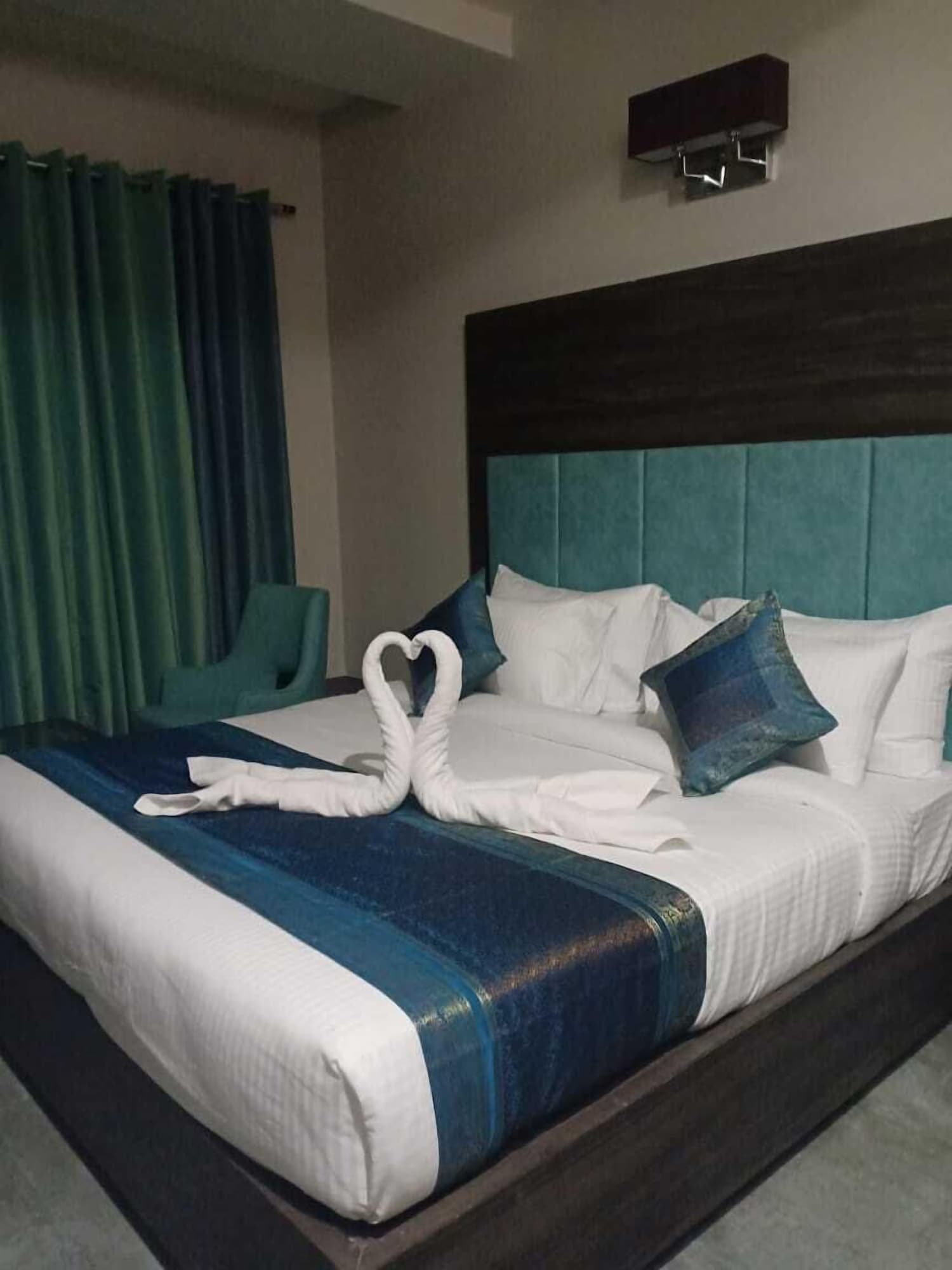 DELUXE, DOUBLE BED