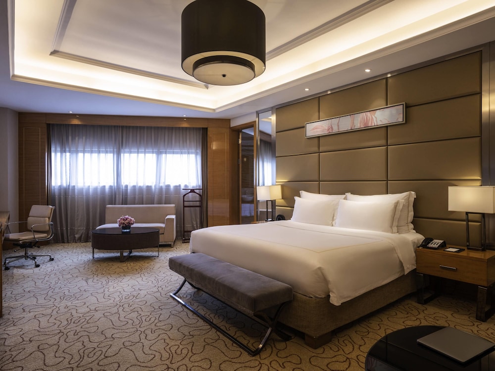 JUNIOR SUITE, KING BED