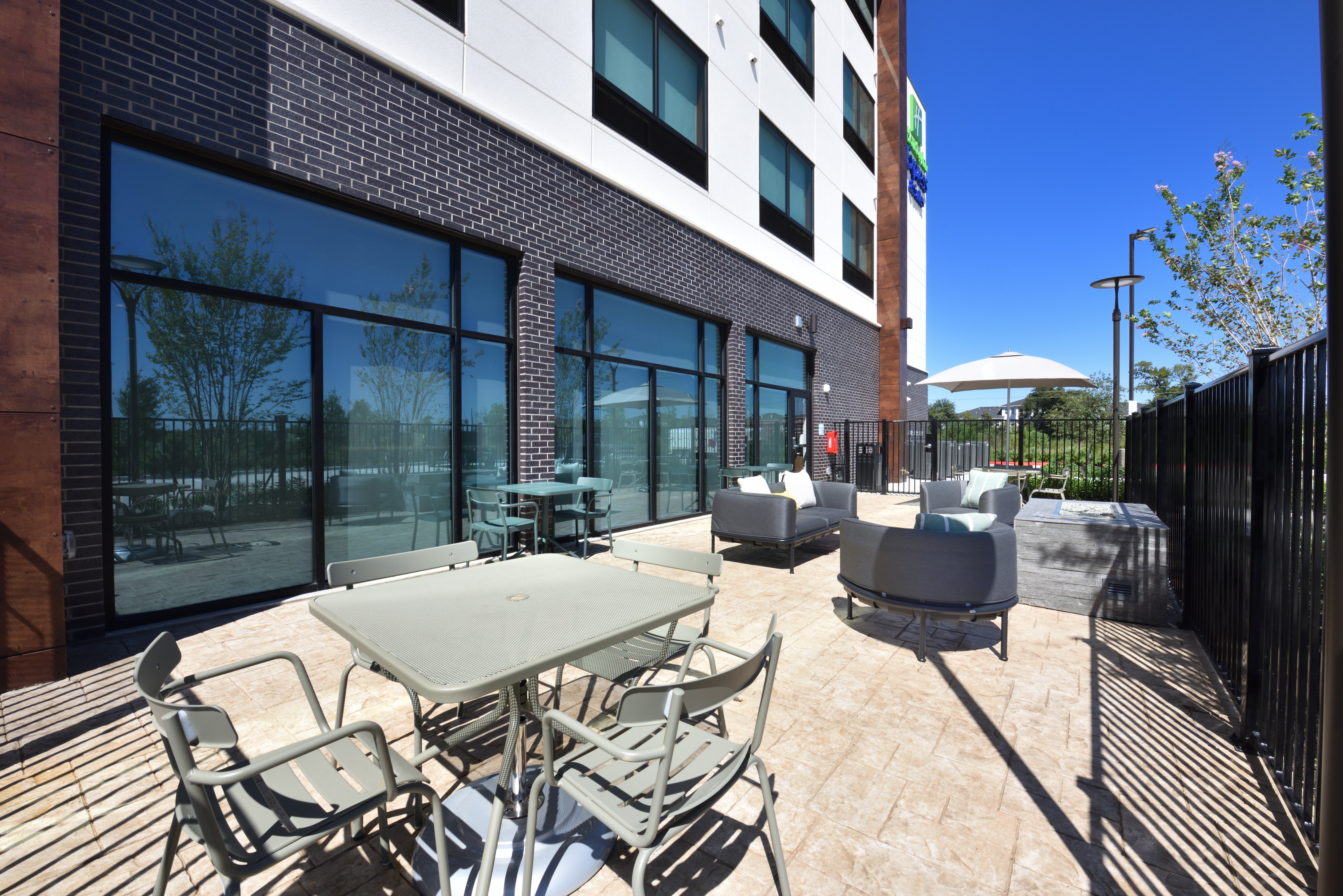 Holiday Inn Express and Suites Houston North Woodlands Area 69/70