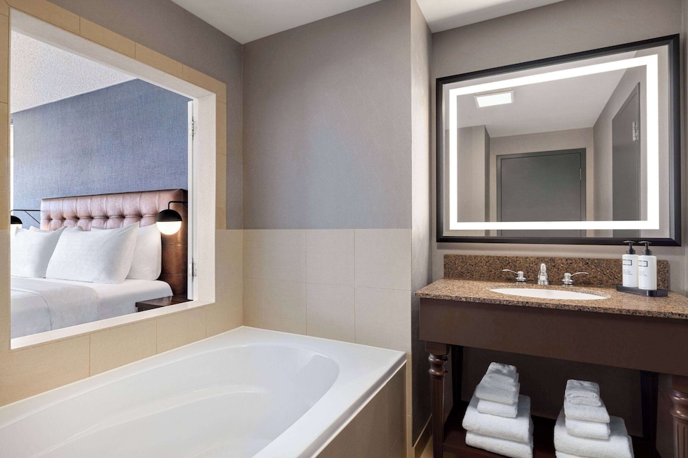 Wyndham Grand Fallsview Hotel 65/65