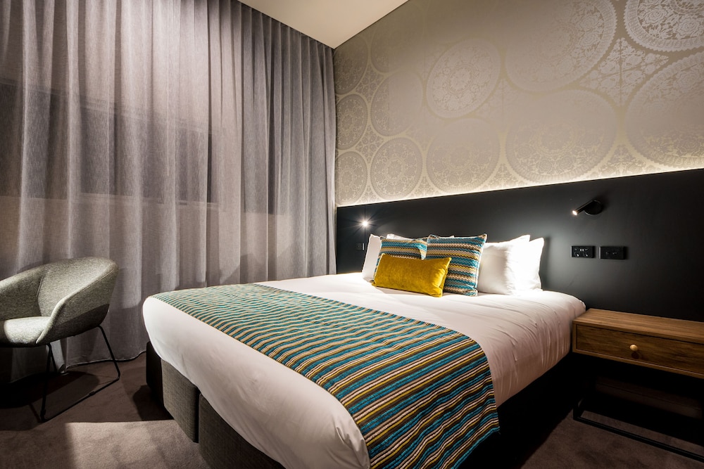 1 BEDROOM, SUITE, KING BED, SOFA