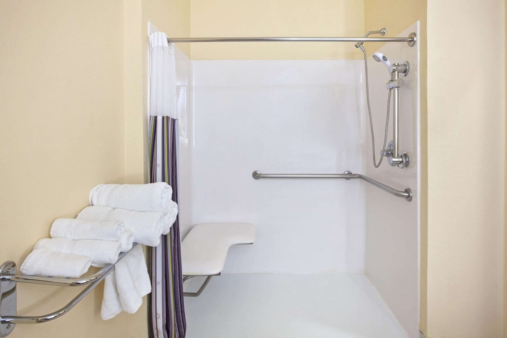 La Quinta Inn & Suites by Wyndham Pasadena North 10/30