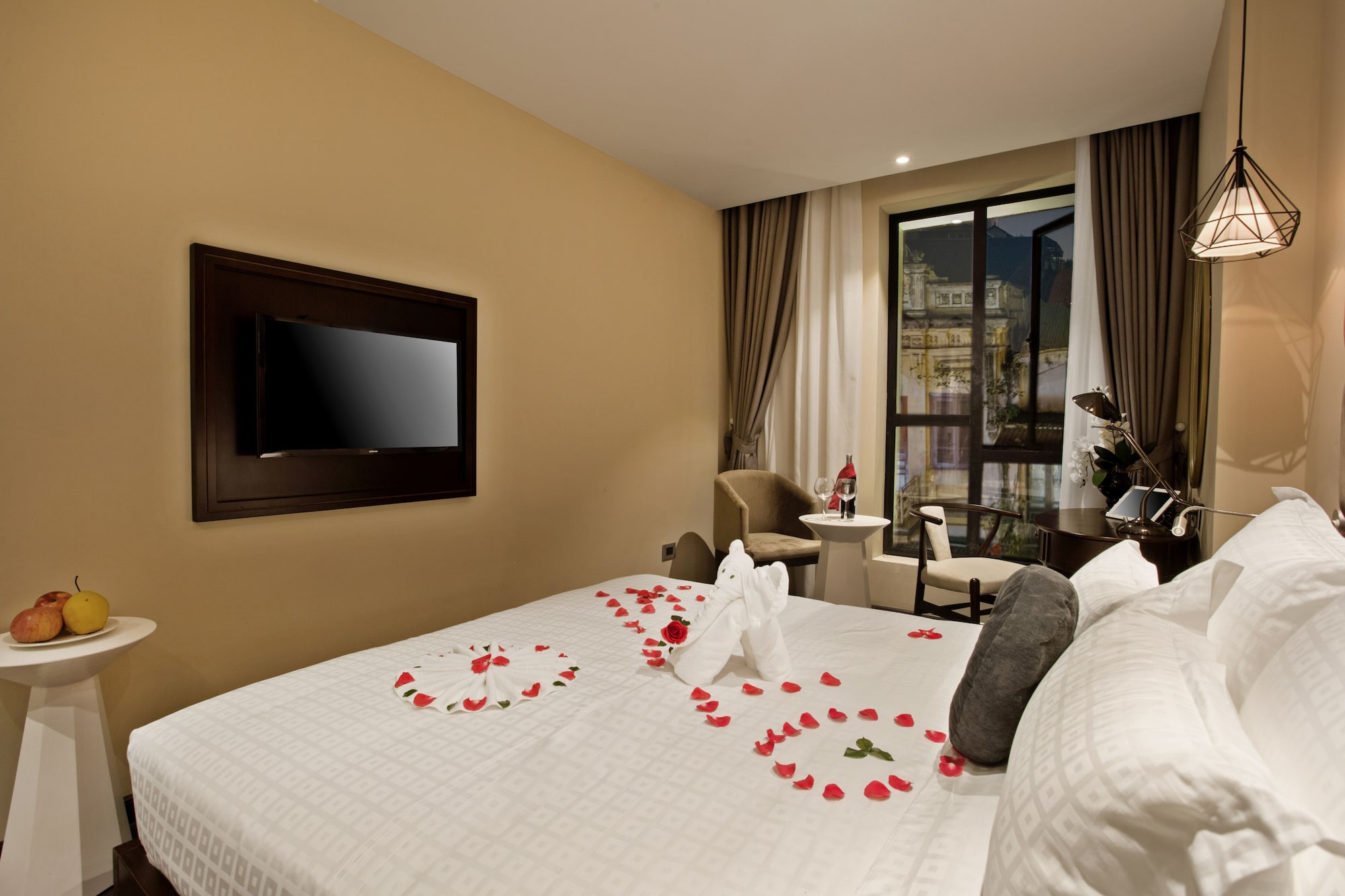 DELUXE, DOUBLE OR TWIN BED, CITY VIEW
