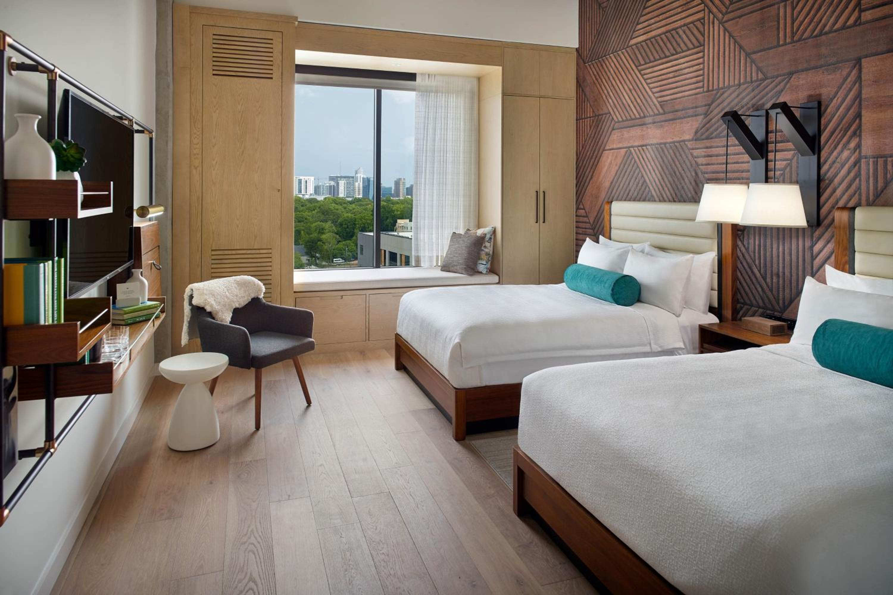 Deluxe, 2 Queen Beds, Skyline View, Accessible