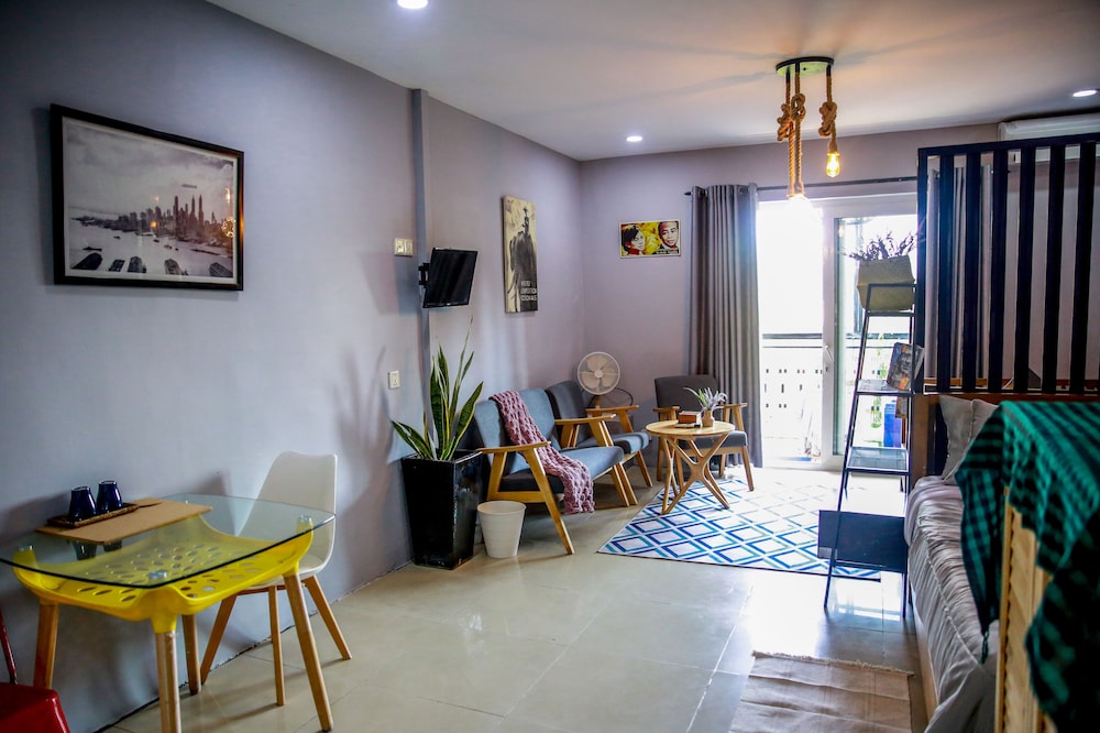 The Artist Residence 31/50