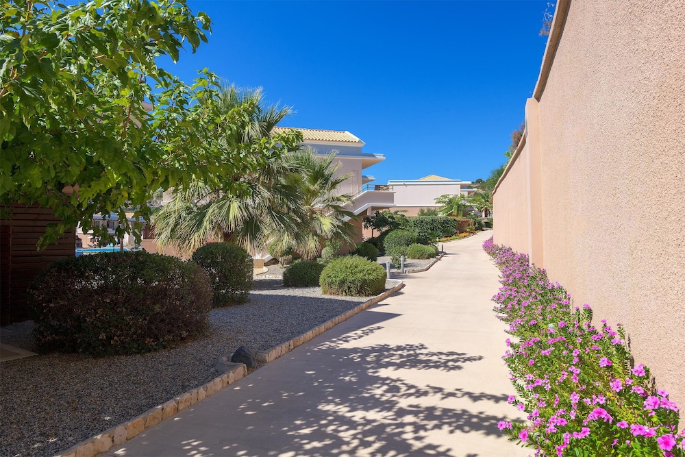 La Marquise Luxury Resort Complex 69/71