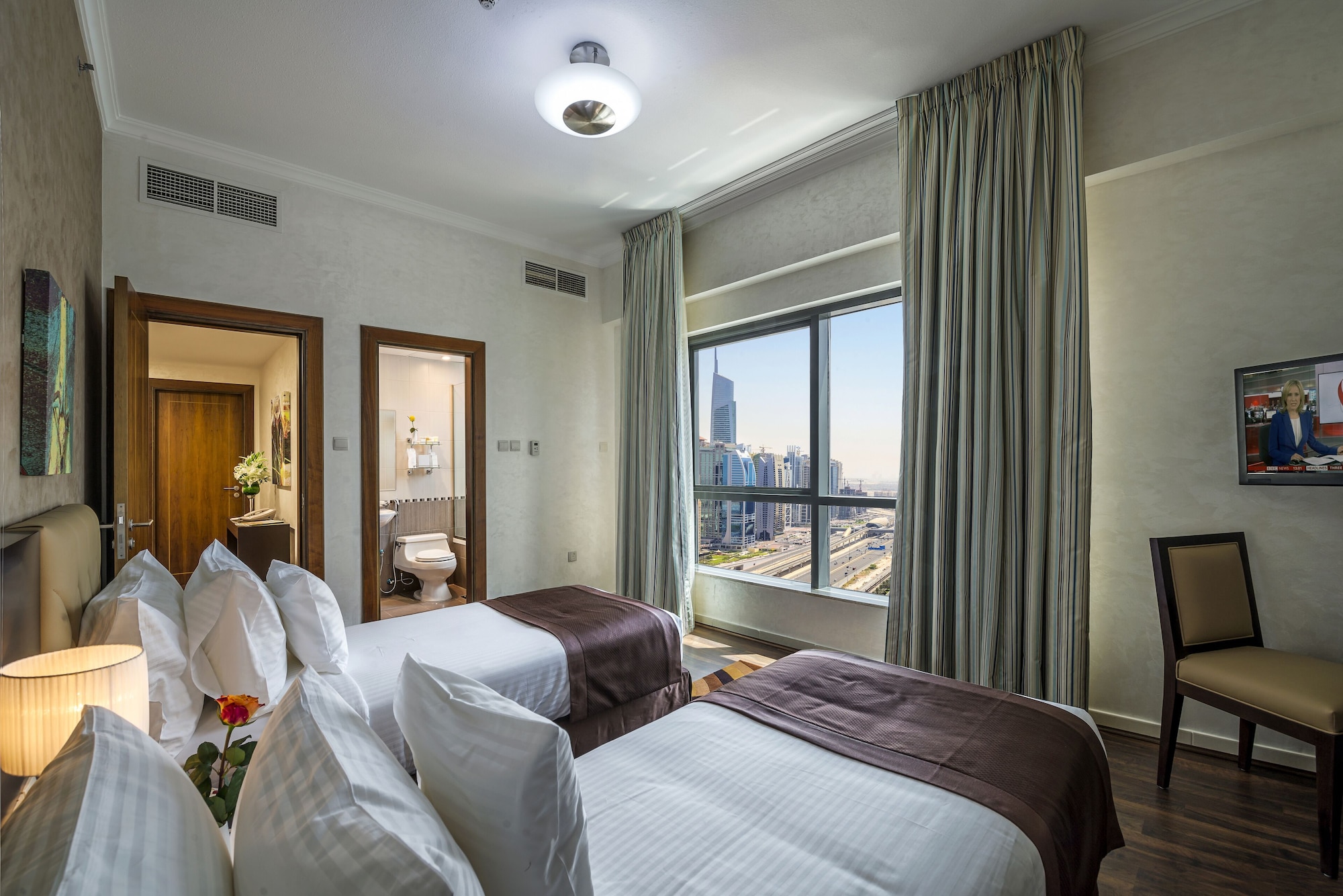 2 Bedrooms, Deluxe, Apartment, Queen and Twin Beds, Partial Lake View