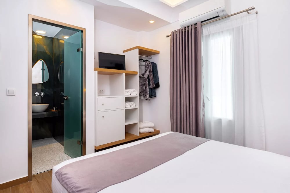 Deluxe Hotel Santorini 24/63