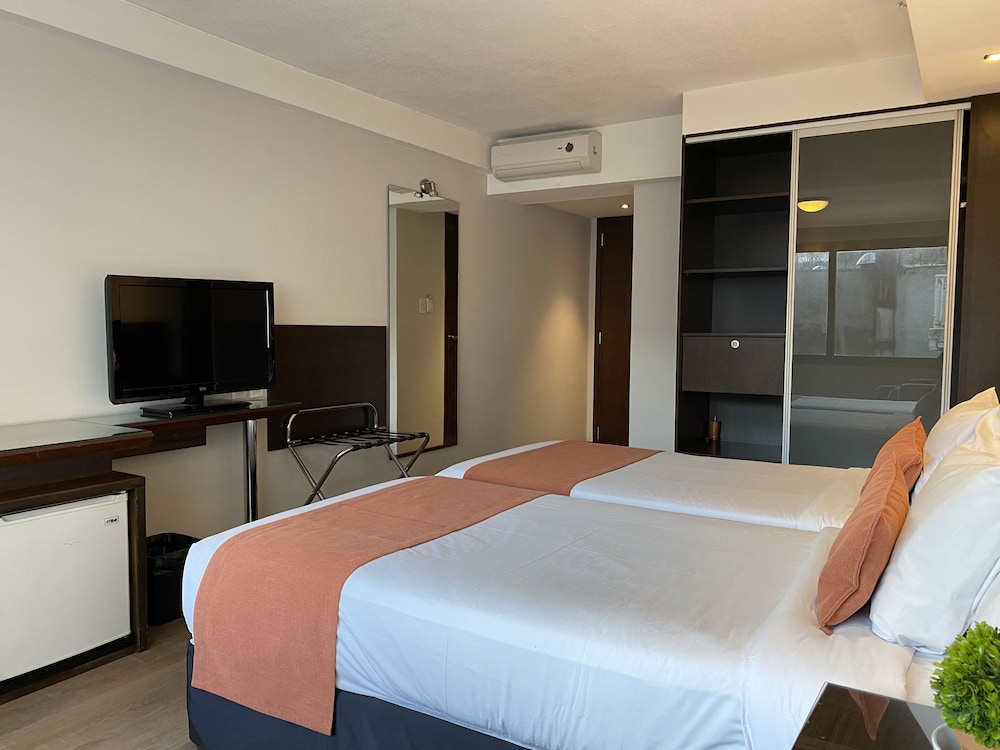 Crystal Tower Hotel 13/28