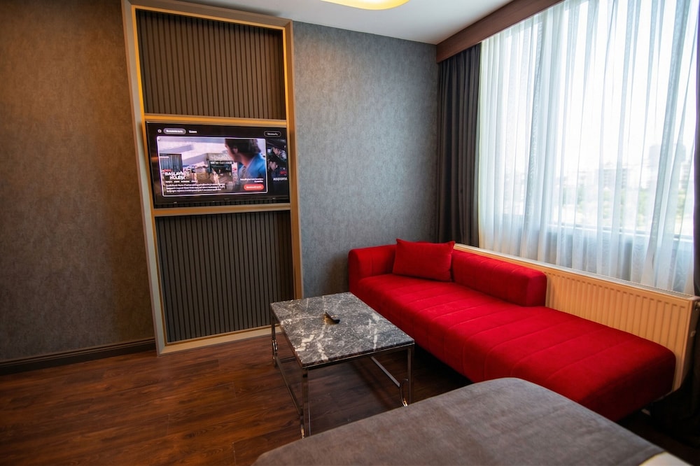 Eagle Palace Suites 42/50