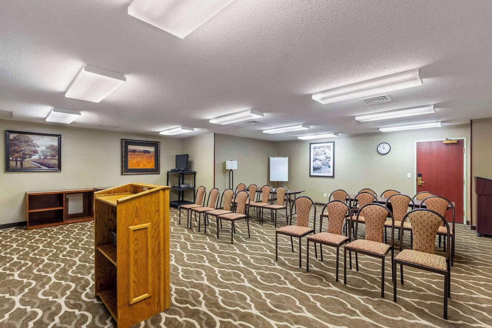Comfort Inn & Suites Rapid City South - Mt Rushmore Gateway 57/66