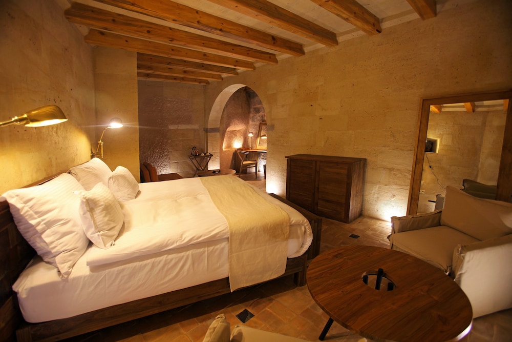 MILLSTONE CAVE SUITES 14/77
