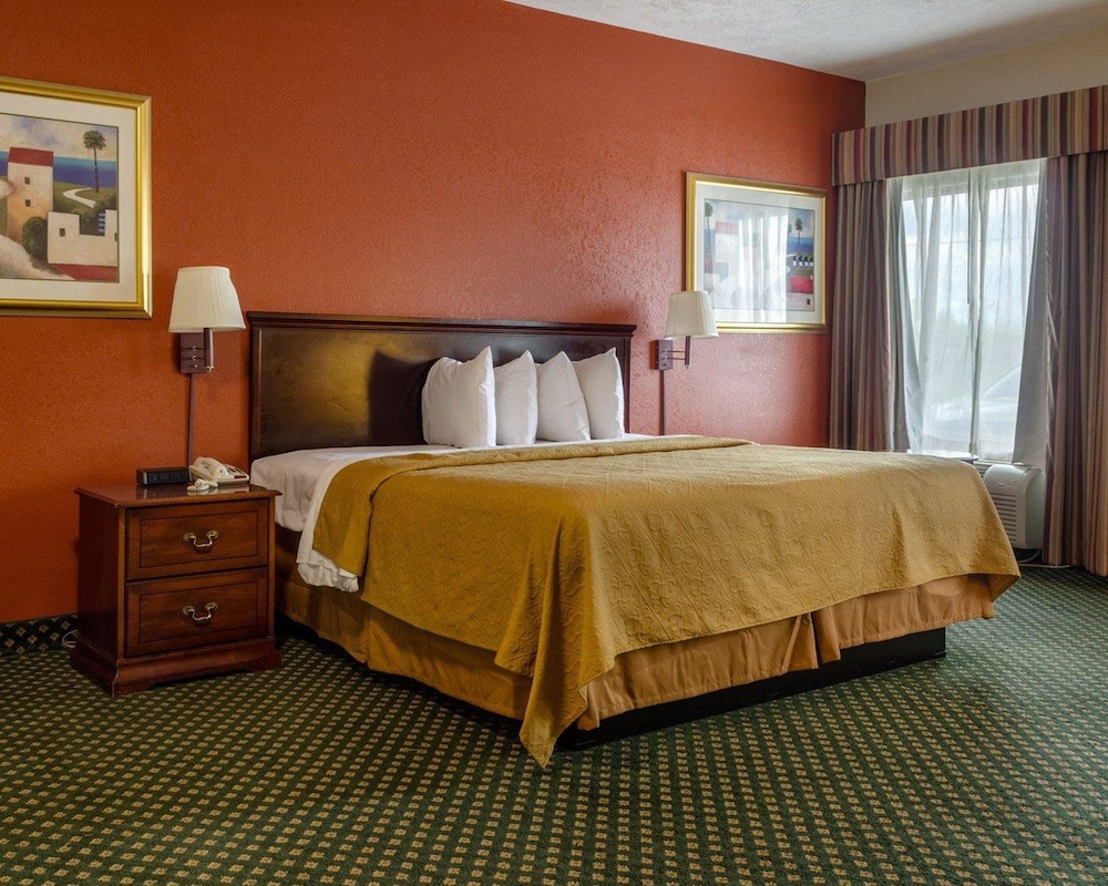 Econo Lodge Inn & Suites Philadelphia MS 38/80