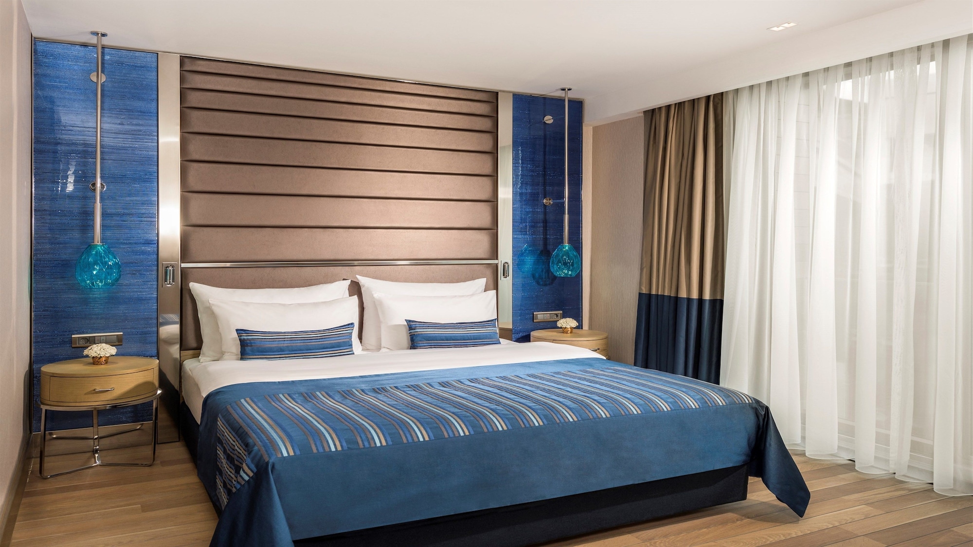 Junior Suite, King Bed, Pool Access