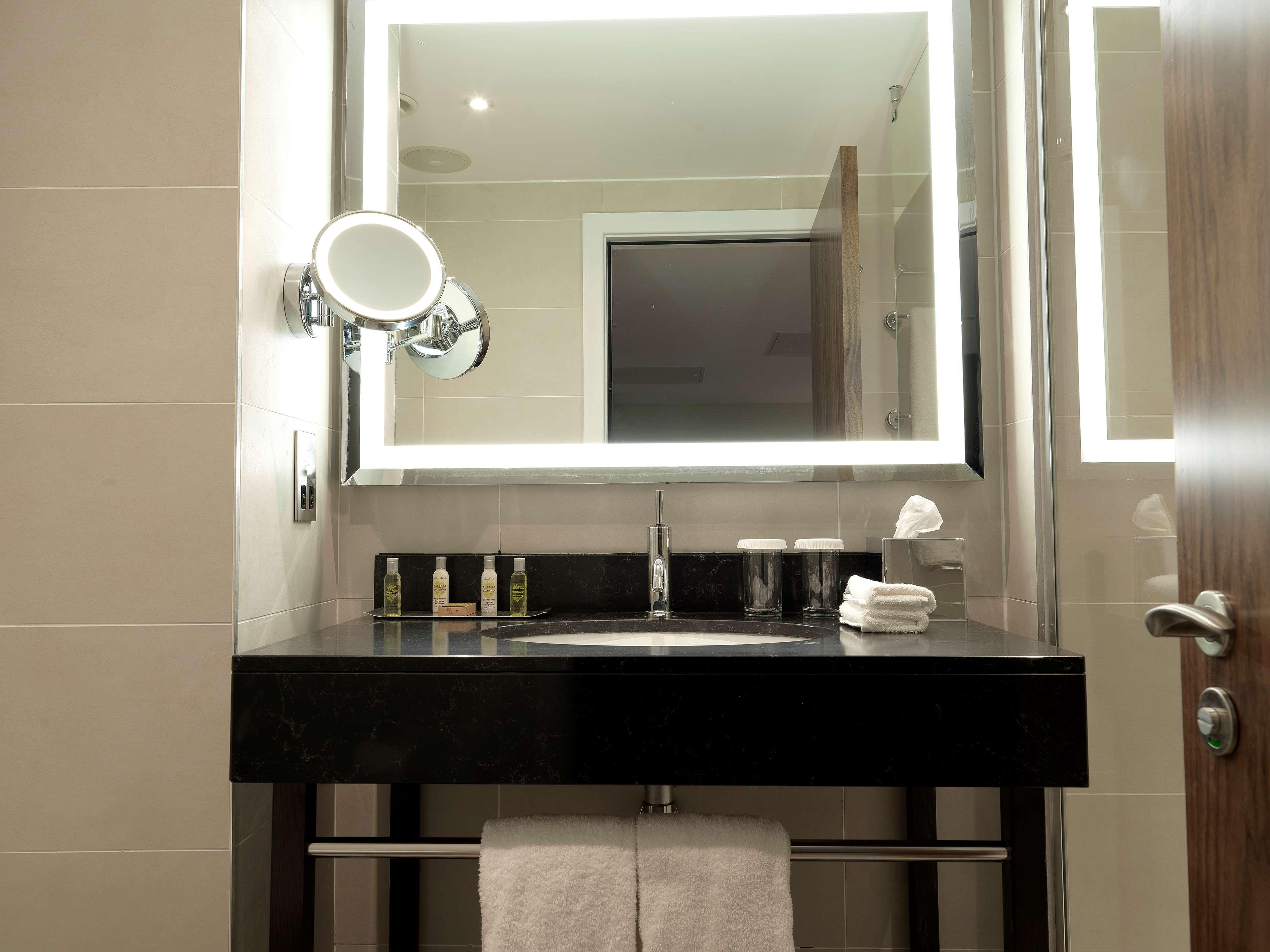 Deluxe, DoubleTree by Hilton Hotel & Spa Chester 6/6