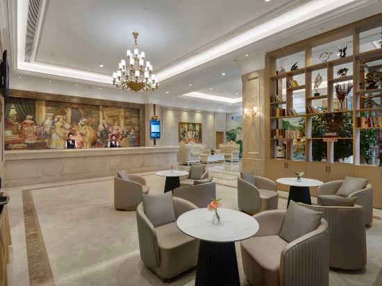 Vienna International Hotel (Xinyang Railway Station) 48/51
